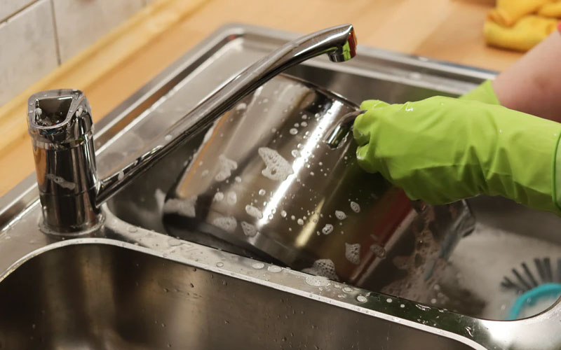 How to Clean the Outside Bottom of a Burnt Pan or Pot