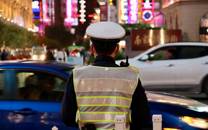 The Reason Why Cops Touch Your Car’s Tail Light at Traffic Stops